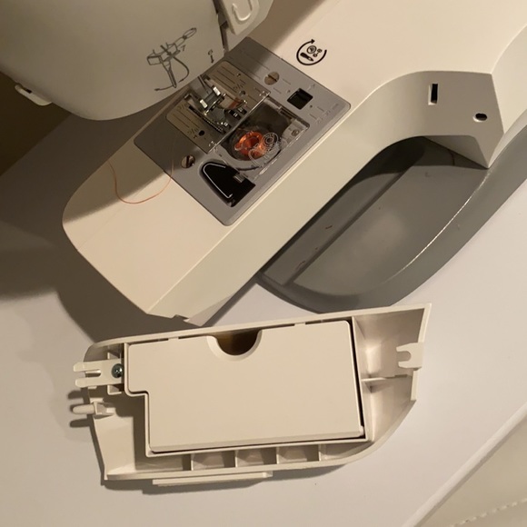 Singer sewing machine - Picture 9 of 13